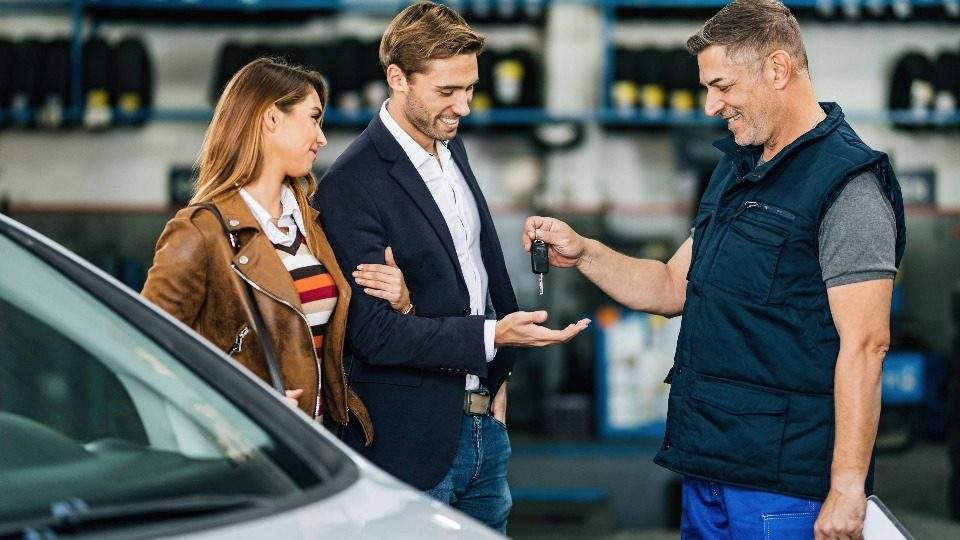 Autoankauf Sundern nimmt das Fahrzeug eines Paares entgegen